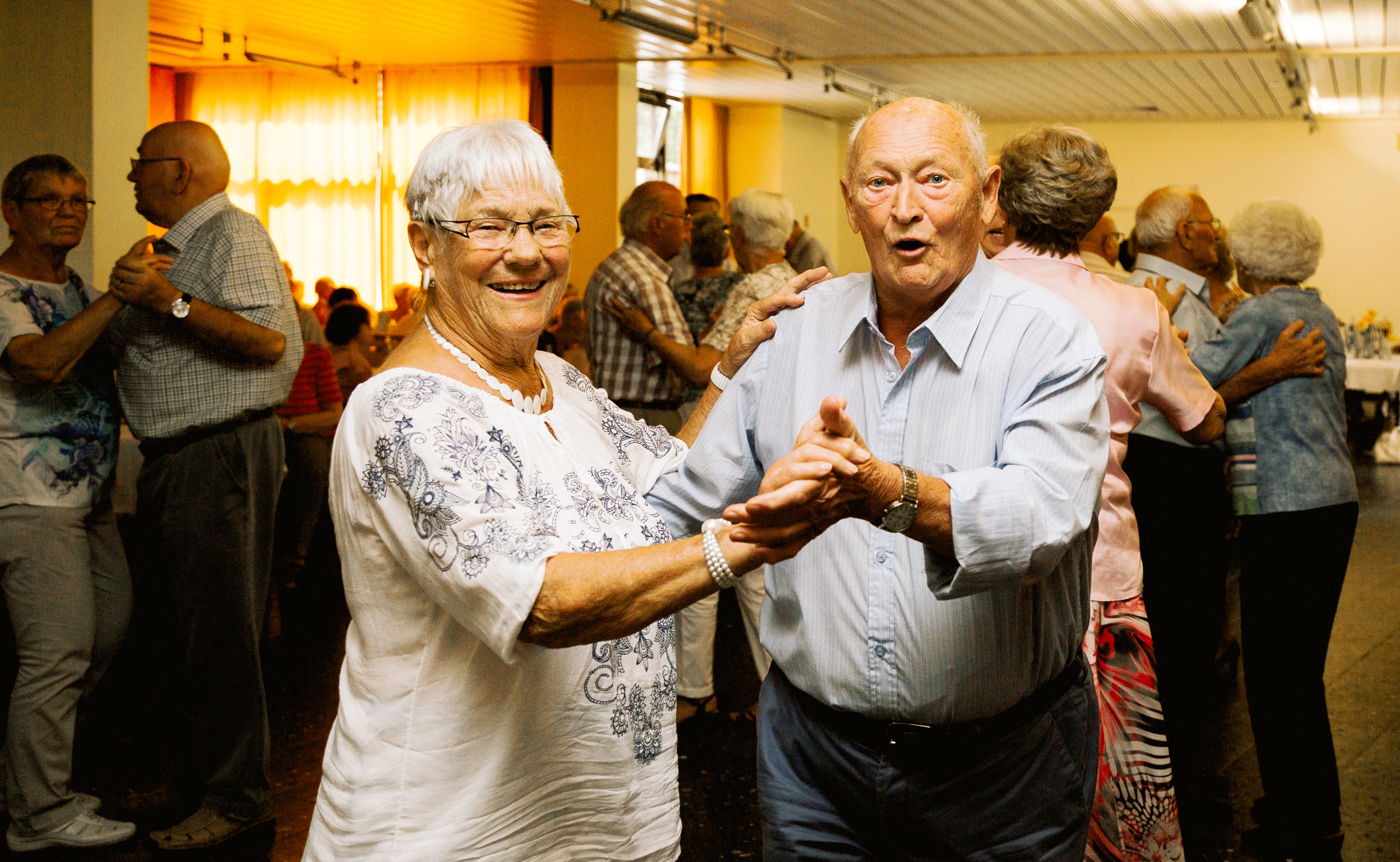 Ein fröhliches Seniorenpärchen beim Tanz